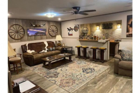 StockYards! Walk 3 Blocks-Ranch House sleeps 8